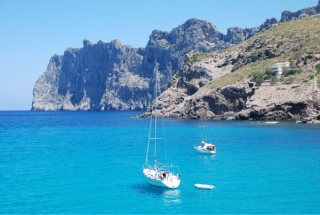 Velero de Mar Clara Escuela Nautica en las aguas de Mallorca
